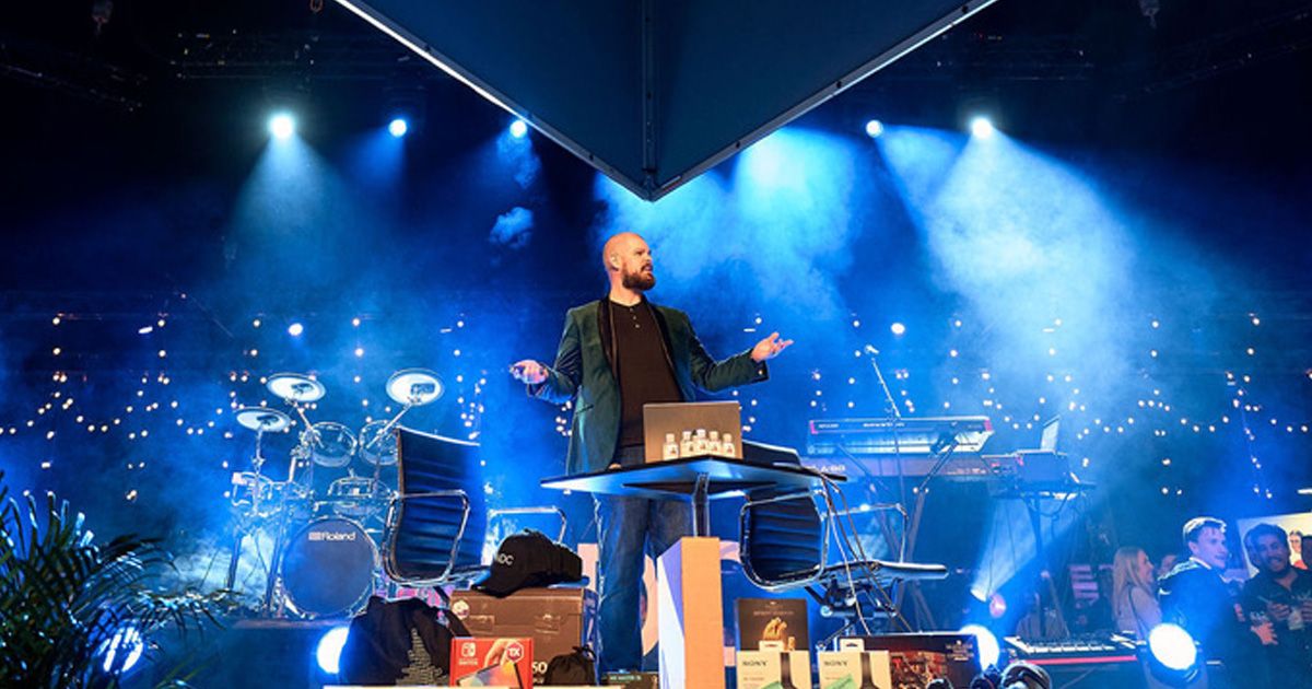 Todd H. Gardner hosting 'Who Wants to be a JavaScriptAire?' at NDC Oslo